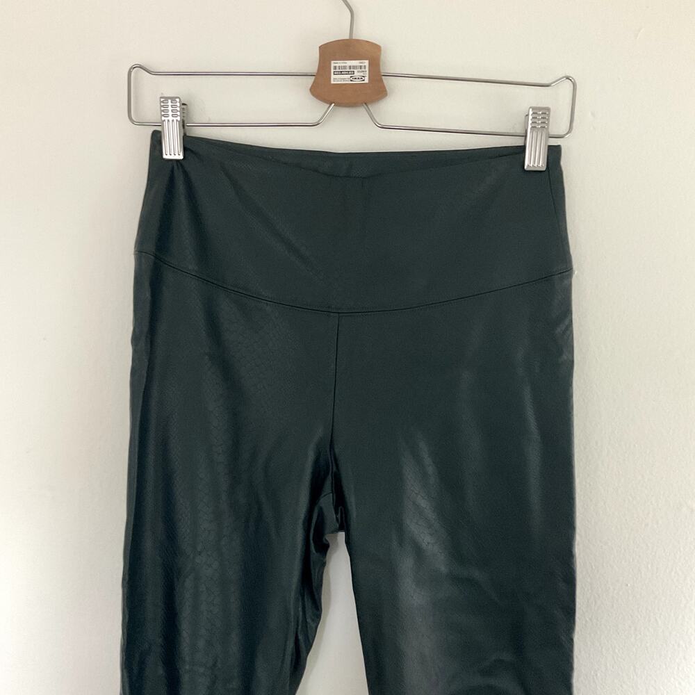 Runway Faux Leather Textured Leggings Women's Size 4 Black Pull-On Skinny Pants - Picture 2 of 6